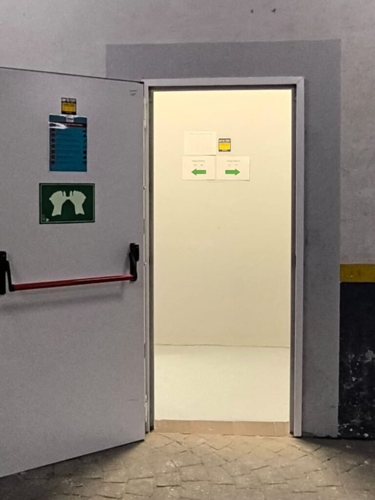 Puerta de acceso a los trasteros