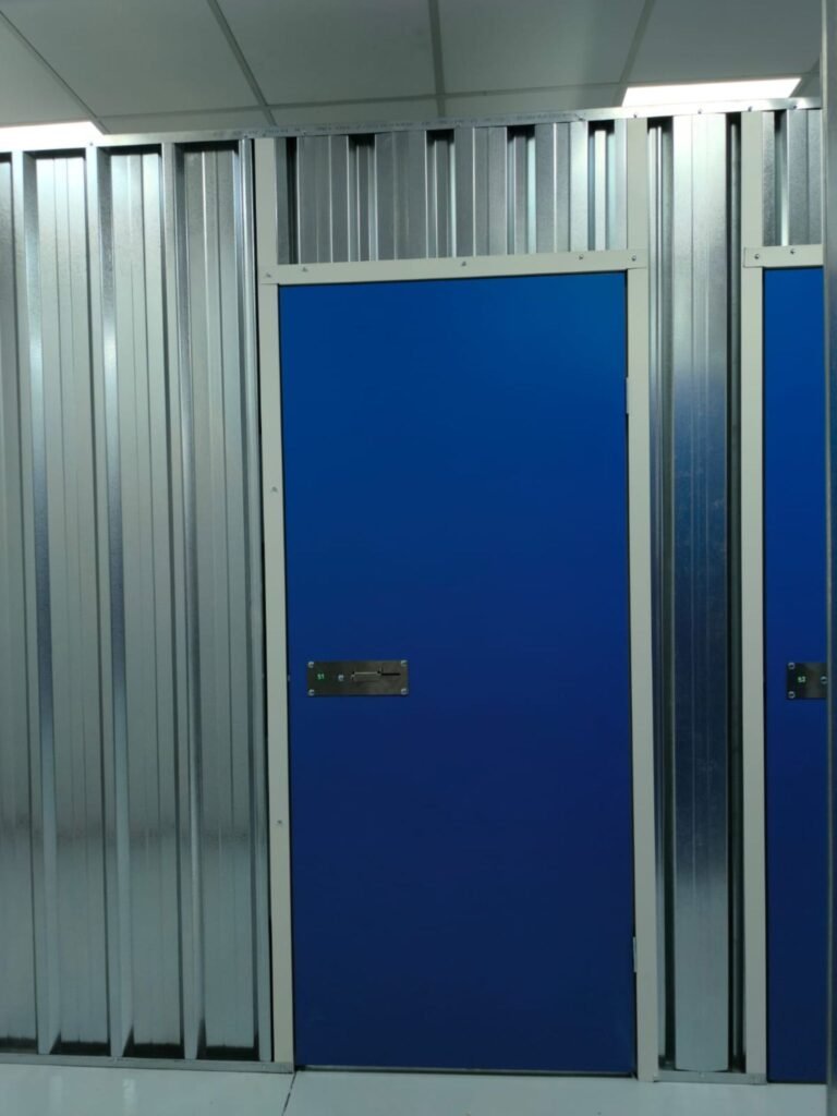 Puerta azul de un trastero con cerradura