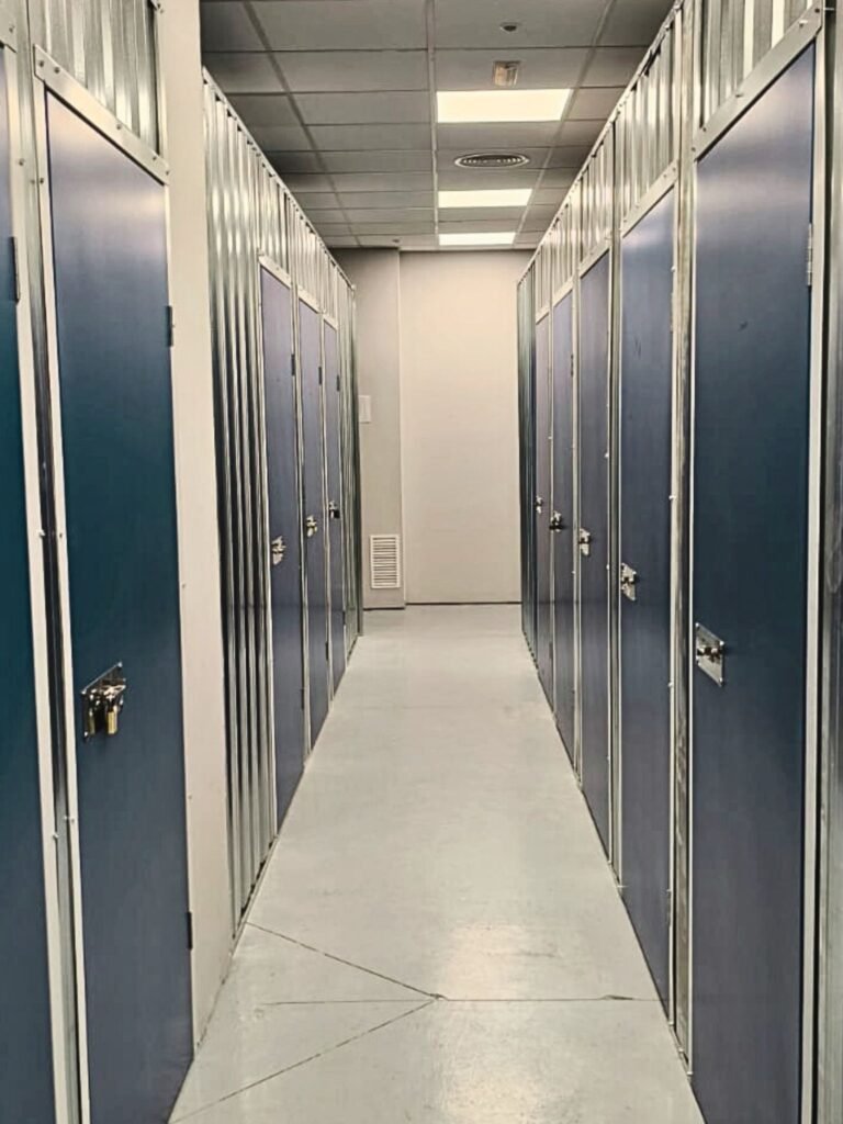 Pasillo con trasteros a ambos lados